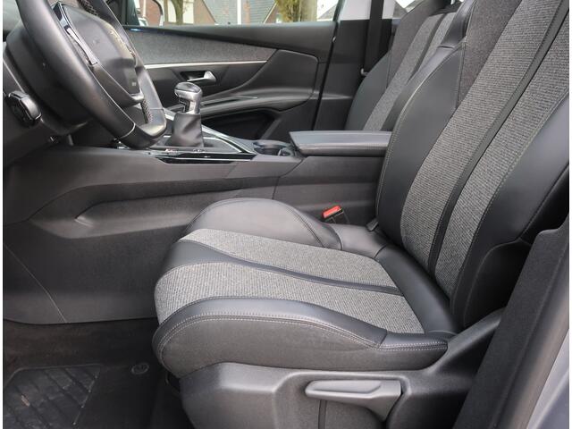 Peugeot 3008 130 Pk. Luxe Allure * Open Schuifdak * Trekhaak * Navigatie * Keyless Entry & Start Button * 19" L.M.Velgen * 1/2 Lederen Interieur * Vingerhoets; Vierde Generatie Eersteklas Service. Al meer dan 100 jaar een begrip in de Brbantse Kempen,