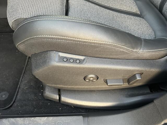 Peugeot 3008 1.2 Turbo 130PK Blue Lease Premium Avantage | Automaat | elektrisch verstelb. bestuurdersstoel met geheugen | Elektrische Achterklep | Stoelverwarming | Panoramisch schuif/kanteldak | Full LED Verlichting | Keyless Entry | Navigatie | Digitaal Dashboard |