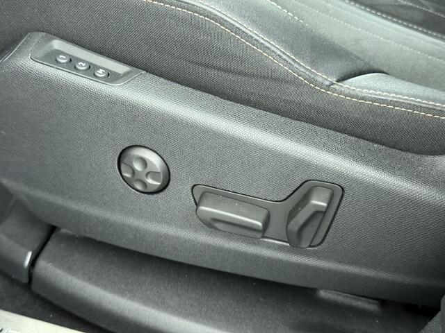 Peugeot 3008 1.6T 225pk AUT-8 GT Pack HYbrid Leer/Alcantara+Elektr.+Verwarmd Trekhaak Navi360°Camera Apple Carplay Android Ecc HiFi Premium FOCAL® Zwarte Hemel Lane Assist Dodehoekwaarschuwing 1e Eigenaar Origineel Nederlandse Auto Nieuwprijs ¤51.858,-