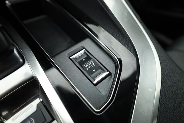 Peugeot 3008 1.6 HYbrid 225 Allure | Trekhaak | Camera | Navi | Apple CarPlay | Cruise Ctrl. | Dodehoek det. Foto dashboard