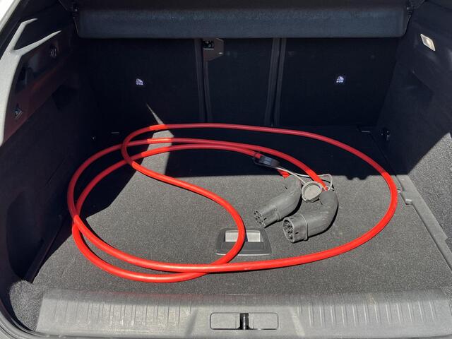 Peugeot 3008 E-3008 Allure 73 kWh SOH 96%| ACHTERUITRIJCAMERA| | KEYLESS ENTRY | WARMTEPOMP| 11.000KM! | DIGI. DASH| STOELVERWARMING| CARPLAY/ ANDROID AUTO|