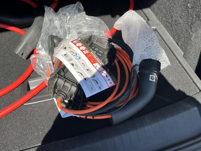 Peugeot 3008 E-3008 Allure 73 kWh SOH 96%| ACHTERUITRIJCAMERA| | KEYLESS ENTRY | WARMTEPOMP| 11.000KM! | DIGI. DASH| STOELVERWARMING| CARPLAY/ ANDROID AUTO|