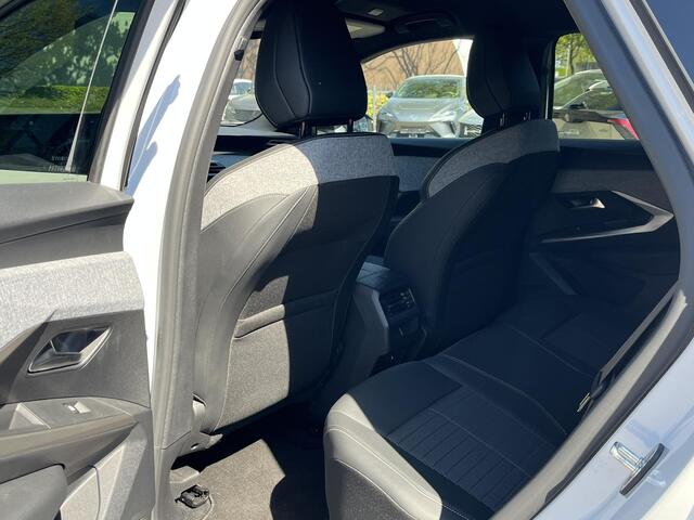 Peugeot 3008 E-3008 Allure 73 kWh SOH 96%| ACHTERUITRIJCAMERA| | KEYLESS ENTRY | WARMTEPOMP| 11.000KM! | DIGI. DASH| STOELVERWARMING| CARPLAY/ ANDROID AUTO|