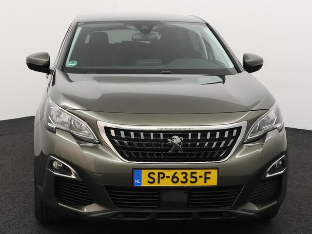 Peugeot 3008 1.2 PureTech Active Apple Carplay/Android Auto, Bluetooth, Navigatie, Cruise control, Rijstrooksensor, Parkeersensor achter, Buitenspiegels elektrisch verstel- en verwarmbaar Hoge instap met veel ruimte in de auto. Luxe suv met alles erop en eraan.