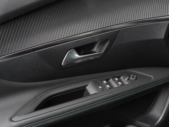Peugeot 3008 1.2 PureTech Allure Climate control Adaptive cruise control Achteruitrijd camera Parkeersensoren Verwarmde voorstoelen LED Navigatie Apple Carplay/ Android Auto