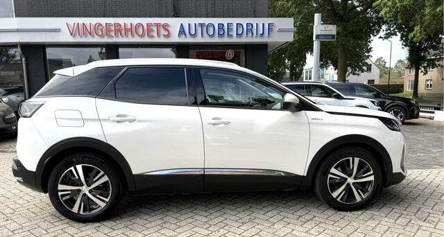 Peugeot 3008 1.6 Stekker Hybride 225 Luxe Allure * Automaat * Plug in * Super Luxe * * Navigatie * 1/2 Leder * Dodehoekbewaking * Stoelverwarming * L.M. Velgen * Trekhaak * WallBox Stekker * Vingerhoets; Vierde Generatie Eersteklas Service. Al meer dan 100 jaar een begrip in de Brabantse Kempen