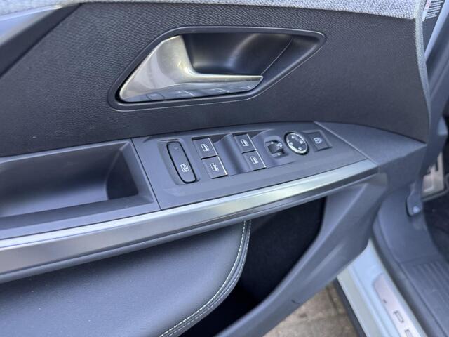 Peugeot 3008 e-3008 GT 73 kWh | NIEUW | 16% bijtelling tot € 30.000 | WLTP tot 526km | 160kW snelladen | Schuif-/kanteldak | Stoel- & stuurverwarming | Elektr. achterklep | Adaptieve Cruise Control | Navi