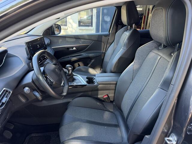 Peugeot 3008 130PK Allure Pack | Trekhaak | Hoge Instap | Full LED Koplampen | Stoelverwarming | Geintegreerde Navigatie | Apple Carplay | 29000 KM! | Achteruitrijcamera | Dode Hoekbewaking | PDC rondom |