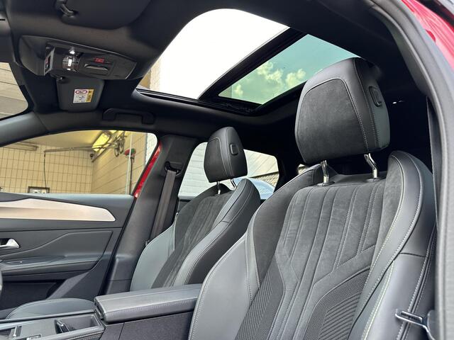 Peugeot 308 SW 1.6 HYbrid 225 GT | Meest Complete Uitvoering ! | Panorama Schuif- / Kanteldak | Trekhaak 1450 KG | FOCAL Audio | Stoelverwarming & Massage | Elektrische Kofferklep | Matrix LED Verlichting | 18" PORTLAND Velgen |