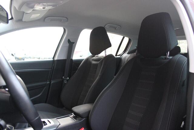 Peugeot 308 1.2 110PK ALLURE | NAVIGATIE | PARKEER SENSOREN VOOR EN ACHTER | FULL LED KOPLAMPEN | LICHTMETALEN VELGEN | ALL SEASON BANDEN | CLIMATE CONTROL | CRUISE CONTROL |