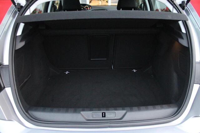 Peugeot 308 1.2 110PK ALLURE | NAVIGATIE | PARKEER SENSOREN VOOR EN ACHTER | FULL LED KOPLAMPEN | LICHTMETALEN VELGEN | ALL SEASON BANDEN | CLIMATE CONTROL | CRUISE CONTROL |