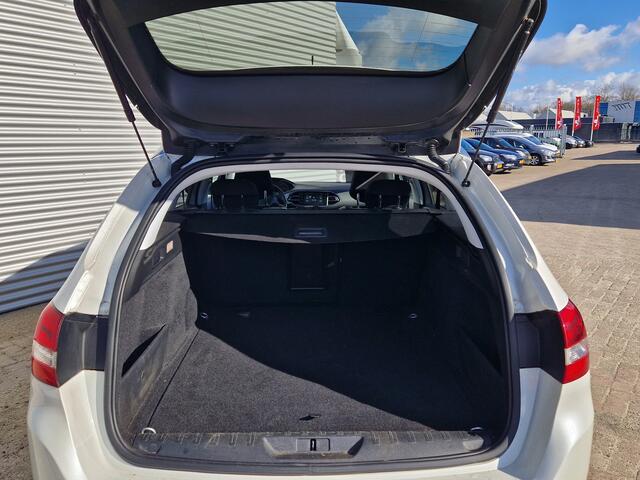 Peugeot 308 SW 1.2 PureTech Style | Nieuw Binnen! | Navi | Cruise | Trekhaak
