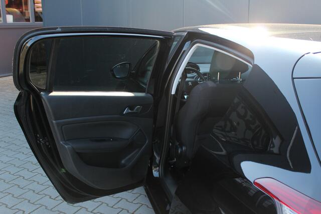 Peugeot 308 1.2 PureTech Allure | incl. 12 maanden garantie | 1e eigenaar | LED | DAB+ | Parkeersensoren voor en achter | Cruise control | Navigatie | Achteruitrijcamera | 100% onderhouden | Panoramadak | Climate control | 16" velgen | Isofix | Origineel NL auto | Di