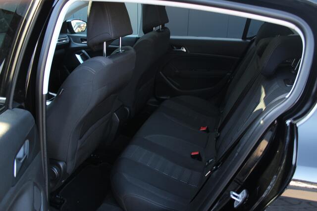 Peugeot 308 1.2 PureTech Allure | incl. 12 maanden garantie | 1e eigenaar | LED | DAB+ | Parkeersensoren voor en achter | Cruise control | Navigatie | Achteruitrijcamera | 100% onderhouden | Panoramadak | Climate control | 16" velgen | Isofix | Origineel NL auto | Di
