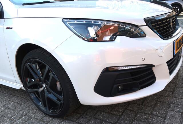 Peugeot 308 130 Pk Benzine * GT-line * Super Sportief * Black Pack * Navigatie * Panoramadak * Denon Geluid * 1/2 Leder Interieur * DAB Radio * Achteruitrij Camera * Zwarte Hemelbekleding * Adaptive Cruise Control * Keyless Entry & Start Button * Vingerhoets: Vierde 