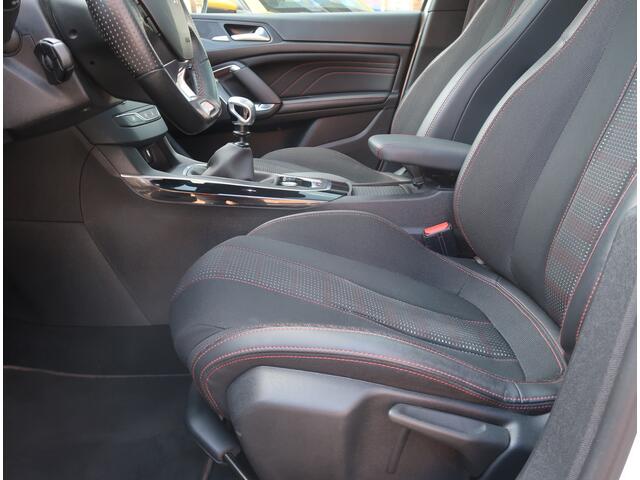 Peugeot 308 130 Pk Benzine * GT-line * Super Sportief * Black Pack * Navigatie * Panoramadak * Denon Geluid * 1/2 Leder Interieur * DAB Radio * Achteruitrij Camera * Zwarte Hemelbekleding * Adaptive Cruise Control * Keyless Entry & Start Button * Vingerhoets: Vierde 