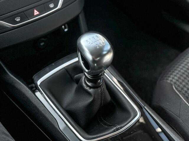 Peugeot 308 1.2 PureTech Blue Lease Prijs Inclusief Onderhoud & 12 Maand BOVAG Garantie | Trekhaak | Navigatie |