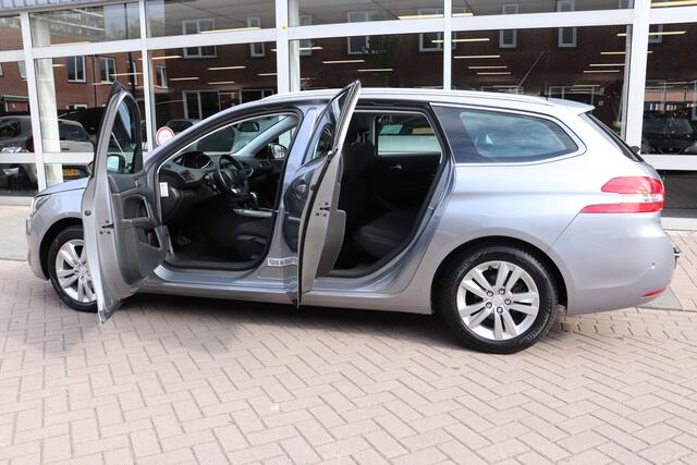 Peugeot 308 SW 1.2 PureTech Allure Automaat. Panoramadak, trekhaak.