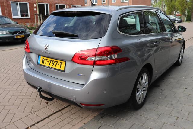 Peugeot 308 SW 1.2 PureTech Allure Automaat. Panoramadak, trekhaak.