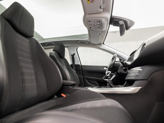 Peugeot 308 1.2 PureTech Sport (PANORAMADAK, APPLE CARPLAY, GROOT NAVI, PARKEERSENSOREN, SPORTSTOELEN, GETINT GLAS, CRUISE, LANE ASSIST, NIEUWSTAAT)