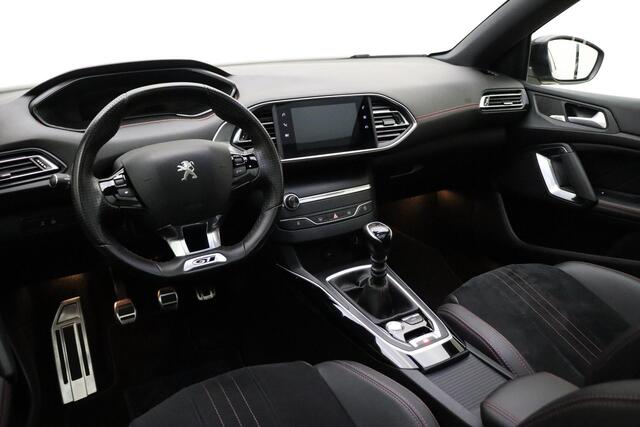 Peugeot 308 SW 1.2 PureTech GT 130 PK | Handgeschakeld | Trekhaak | VOL opties | Glazen dak | Camera | Parkeersensor | Start/stop | Navigatie | 1e eigenaar
