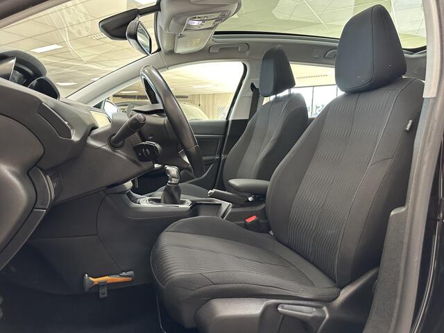 Peugeot 308 SW 1.2 PureTech Blue Lion/ D-Riem verv: 103.000KM!/ Panorama-Dak/ Navi/ DAB+/ Clima/ Cruise/ Bluetooth/ Armsteun/ Multi. LEDER. Stuur/ 16'' LMV/ Mistl./ PDC V+A/ Extra getint glas/ Dakrails.