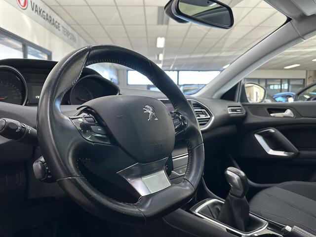 Peugeot 308 SW 1.2 PureTech Blue Lion/ D-Riem verv: 103.000KM!/ Panorama-Dak/ Navi/ DAB+/ Clima/ Cruise/ Bluetooth/ Armsteun/ Multi. LEDER. Stuur/ 16'' LMV/ Mistl./ PDC V+A/ Extra getint glas/ Dakrails.