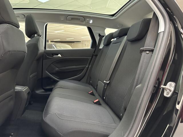 Peugeot 308 SW 1.2 PureTech Blue Lion/ D-Riem verv: 103.000KM!/ Panorama-Dak/ Navi/ DAB+/ Clima/ Cruise/ Bluetooth/ Armsteun/ Multi. LEDER. Stuur/ 16'' LMV/ Mistl./ PDC V+A/ Extra getint glas/ Dakrails.