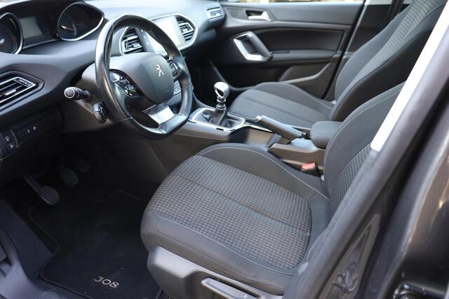 Peugeot 308 SW 1.2 PureTech Blue Lease Executive TREKHAAK PANO CARPLAY DAB NAVI CRUISE CLIMA 2xPDC LMV NAP ALL-SEASONS!