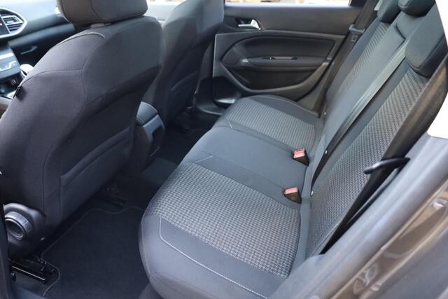 Peugeot 308 SW 1.2 PureTech Blue Lease Executive TREKHAAK PANO CARPLAY DAB NAVI CRUISE CLIMA 2xPDC LMV NAP ALL-SEASONS!