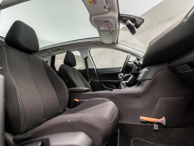 Peugeot 308 SW 1.2 PureTech Sport (PANORAMADAK, APPLE CARPLAY, GROOT NAVI, PARKEERSENSOREN, SPORTSTOELEN, GETINT GLAS, CRUISE, LANE ASSIST, NIEUWE APK, NIEUWSTAAT)