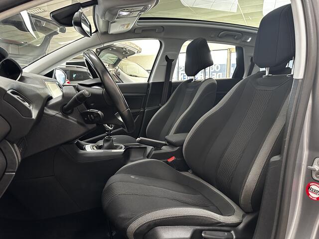 Peugeot 308 SW 1.2 PureTech Style/ D-Riem verv: 116.000 KM!/ Trekhaak/ 16'' LMV/ Panorama-Dak!/ DAB+/ Navi/ Clima/ Cruise/ Elek. pakket/ Isofix/ Bluetooth/ Multi. LEDER. Stuur/ Mistl./ PDC/ Extra getint glas.