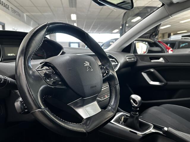 Peugeot 308 SW 1.2 PureTech Style/ D-Riem verv: 116.000 KM!/ Trekhaak/ 16'' LMV/ Panorama-Dak!/ DAB+/ Navi/ Clima/ Cruise/ Elek. pakket/ Isofix/ Bluetooth/ Multi. LEDER. Stuur/ Mistl./ PDC/ Extra getint glas.