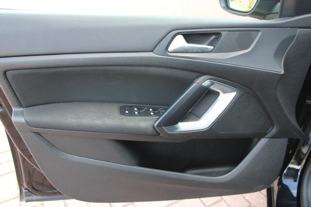 Peugeot 308 SW 1.2 PureTech Style TREKHAAK - PANORAMADAK - NAVIGATIE