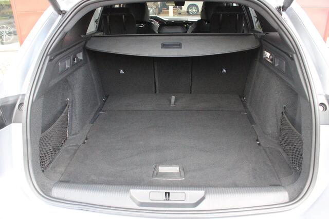 Peugeot 308 SW 1.2 130PK GT | 360° CAMERA | ELEKTRISCH BEDIENBARE ACHTERKLEP | FULL LED KOPLAMPEN | NAVIGATIE | DRAADLOZE APPLE CARPLAY/ANDROID AUTO | DRAADLOZE TELEFOONLADER | LICHTMETALEN VELGEN 18" "BLACK" | DODEHOEK DETECTIE | ADAPTIVE CRUISE CONTROL | KEYLESS EN