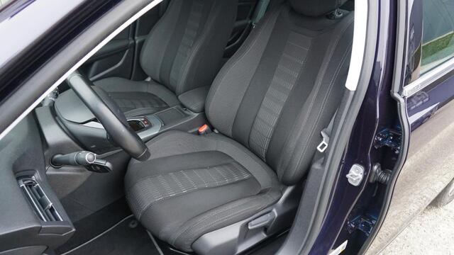 Peugeot 308 1.2 131pk 5Drs PureTech Allure *LEES TEKST* LED Navi Clima Trekhaak 16inch LM *NL auto* Dark Blue Metallic