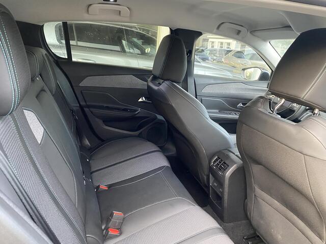 Peugeot 308 1.2T 130pk Allure | Achteruitrijcamera | Apple carplay | Navigatiesysteem | Parkeersensoren voor en achter | Electronic climate control