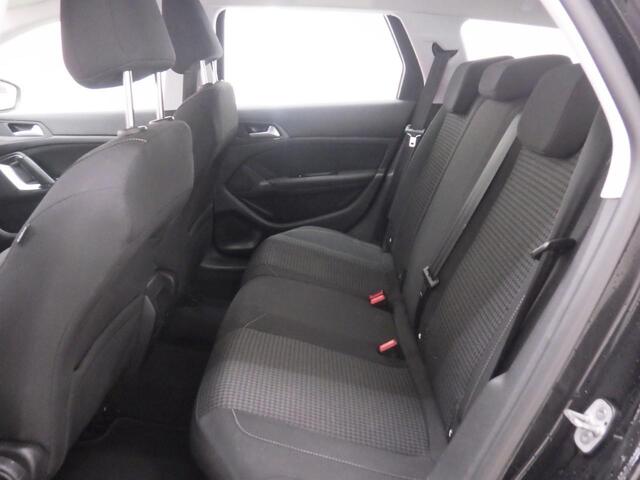 Peugeot 308 SW 1.2 PureTech Blue Lease Active Airco Navi Carplay PDC Achter Trekhaak Lichtmetalen velgen Cruise Control Distr. riem reeds vervangen! APK 01-2027