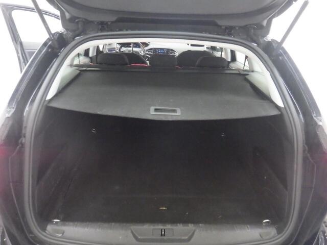 Peugeot 308 SW 1.2 PureTech Blue Lease Active Airco Navi Carplay PDC Achter Trekhaak Lichtmetalen velgen Cruise Control Distr. riem reeds vervangen! APK 01-2027