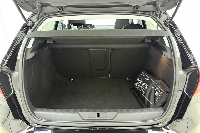 Peugeot 308 1.2 PureTech Blue Lion 110pk | Navigatie | Climate Control | Panoramadak | Trekhaak | Weinig Kilometers | Dealeronderhouden