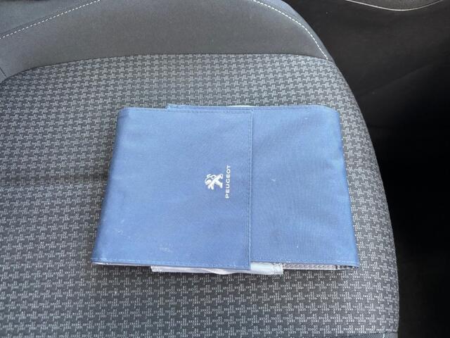 Peugeot 308 1.2 PURET.BLUE L. EXECUTIVE 110 PK PANO AIRCO NAVI PDC