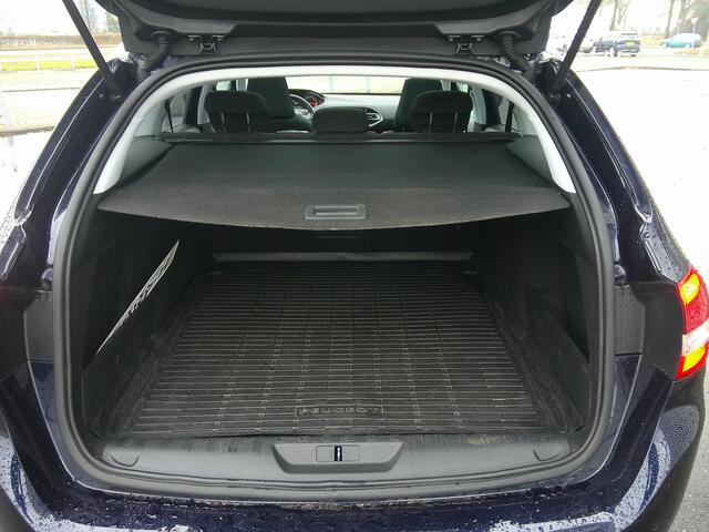 Peugeot 308 SW 1.2 PureTech Blue Lease Premium Staat in Hoogeveen