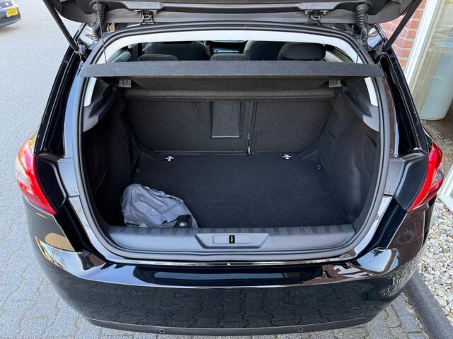 Peugeot 308 1.2 PureT.Blue L. Pr 131 PK PANO / AFN.TREKHAAK / CAMERA / LED /