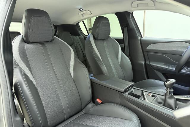 Peugeot 308 1.2T 130pk Allure Pack | Achteruitrijcamera | Parkeersensoren voor en achter | Apple carplay | Navigatiesysteem | Electronic climate controle |