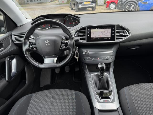 Peugeot 308 Style 110 Pk Benzine 5-Deurs * KJK-71-X * Hele Mooie ! * Navigatie * Climate & Cruise Control * Achteruitrij Parkeer Camera * DAB Radio * L.M. Velgen * Vingerhoets; Vierde Generatie Eersteklas Service. Al meer dan 100 jaar een begrip in de Brabantse Kempe