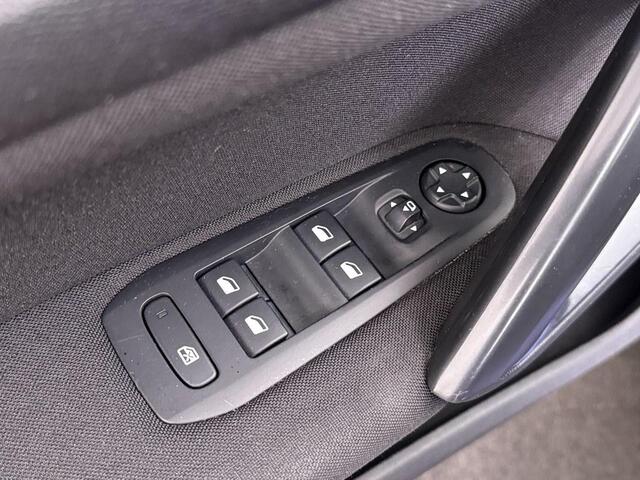 Peugeot 308 SW 1.2T Blue Lease Executive Pano/4S.Banden/Trekhaak
