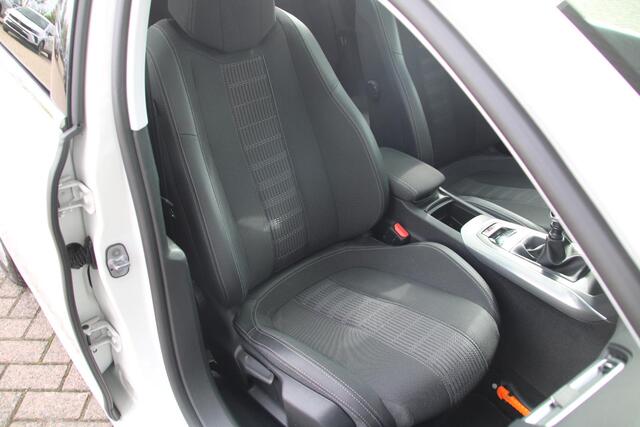 Peugeot 308 1.2 PureTech 130pk Allure Airco Navi Carplay Panoramadak 50.926km Nieuwstaat