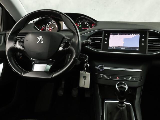Peugeot 308 SW 1.2 PureTech Sport (PANORAMADAK, APPLE CARPLAY, GROOT NAVI, TREKHAAK, GETINT GLAS, SPORTSTOELEN, PARKEERSENSOREN, CRUISE, NIEUWSTAAT)