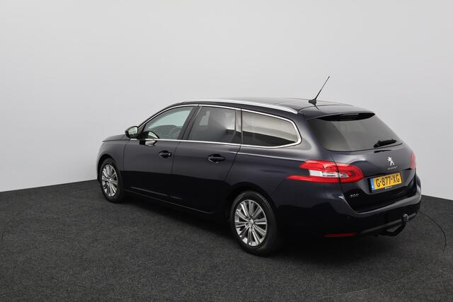 Peugeot 308 SW 1.2 PureTech Blue Lease Premium /D-Riem Verv. 118.000KM! /Trekhaak! /Pano-Dak! /Camera /Apple + Android /DAB+! /Lane Assist /Navi /Climat /Cruise /Elek. pakket /Bluetooth /Regensensor /PDC V+A /Extra getint glas /16"LMV.