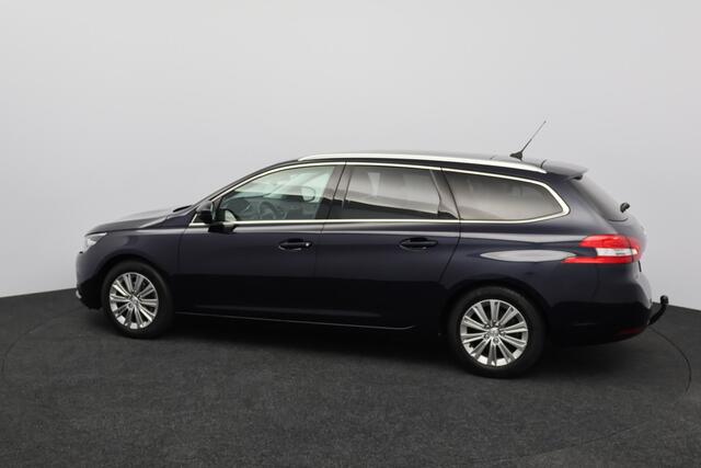 Peugeot 308 SW 1.2 PureTech Blue Lease Premium /D-Riem Verv. 118.000KM! /Trekhaak! /Pano-Dak! /Camera /Apple + Android /DAB+! /Lane Assist /Navi /Climat /Cruise /Elek. pakket /Bluetooth /Regensensor /PDC V+A /Extra getint glas /16"LMV.